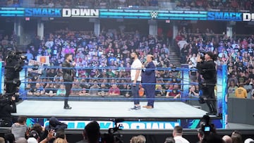 Finn Balor, Roman Reigns y Paul Heyman en SmackDown.