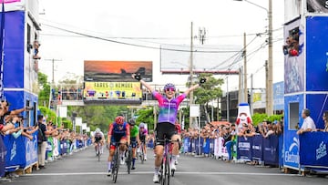 La ciclista italiana del Laboral Kutxa Laura Tomasi celebra su victoria en el Grand Prix El Salvador.