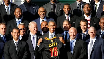  U.S. President Barack Obama holds up a jersey as he hosts the 2016 NBA basketball championship team the Cleveland Cavaliers at the White House in Washington November 10, 2016. 