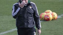 Pepe Mel cabizbajo durante un entrenamiento del Betis.  