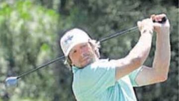 <b>ELEGANTE CON EL GOLF. </b>Schuster demostró ayer que no sólo tiene buen toque con el fútbol.