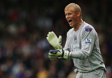 El hijo de de Peter Schmeichel subió al primer equipo del City desde las categorías inferiores. Con el Leicester llegó a ganar la Premier League, la FA Cup	y la Community Shield.