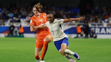 Soccer Football - Women's World Cup - European Qualifiers - France vs Netherlands - Stade Abbe Deschamps, Auxerre, France - April 18, 2026 France's Sakina Karchaoui in action with Netherlands' Lotte Keukelaar REUTERS/Stephanie Lecocq