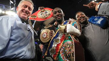 Terence Crawford posa como campe&oacute;n del peso superligero por la WBC, WBO, WBA e IBF.