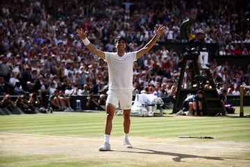 Carlos Alcaraz celebra su victoria en la pista contra Novak Djokovic.