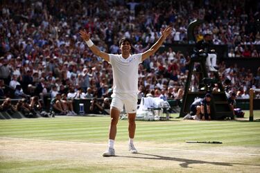 Carlos Alcaraz celebra su victoria en la pista contra Novak Djokovic.