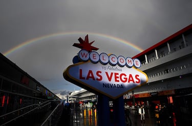 El GP de Las Vegas de F1 es uno de los más atípicos, y como muestra un botón. El paddock en la ciudad del pecado
amaneció con lluvia, sol, nubes y un arcoíris para saludar a los pilotos que se juegan el Mundial. A partir del lunes no
quedará nada porque la siguiente cita, el GP de Qatar, con su esprint, espera y puede que para dictar campeón.