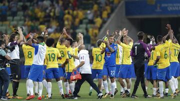 BRA67. SAO PAULO (BRASIL), 10/10/2017.- Los jugadores de la selecci&oacute;n brasile&ntilde;a celebran su victoria ante Chile hoy, martes 10 de octubre de 2017, al t&eacute;rmino del partido entre Brasil y Chile por las eliminatorias de la Conmebol al Mundial de Rusia 2018, que se disputa en el estadio Allianz Parque de Sao Paulo (Brasil). EFE/Sebasti&atilde;o Moreira