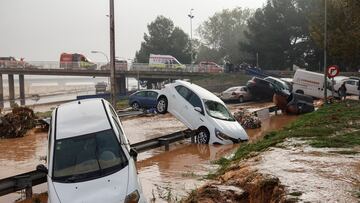 Vehículos en los alrededores de la V-30 tras el paso de la DANA y la subida del cauce del río Turia, a 30 de octubre de 2024, en Valencia, Comunidad Valenciana (España). La Comunitat Valenciana ha registrado la gota fría "más adversa" del siglo en la región. La Generalitat ha activado el procedimiento de múltiples víctimas por "prevención de lo que pueda venir", después de que el primer balance apunte a 51 víctimas mortales como consecuencia del temporal. En estos momentos, todavía hay personas esperando a ser rescatadas y puntos sin cobertura de telefonía y sin luz.
30 OCTUBRE 2024;DANA
Rober Solsona / Europa Press
30/10/2024
