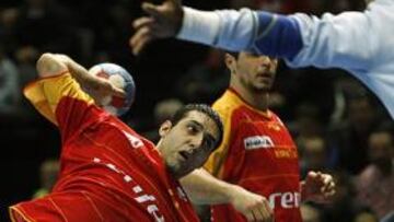 <b>FÁCIL INICIO. </b>Rubén Garabaya marcando uno de sus goles a Alkhalidi, portero de Kuwait.