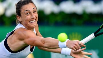 Petra Martic devuelve una bola ante Elena Rybakina durante el Dubai Tennis Championships.