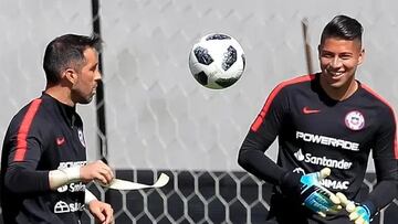 Bravo da el diagnóstico más crudo sobre los próximos arqueros chilenos: “Los veo estancados”