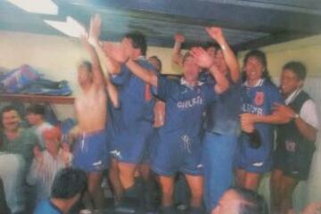 Marcelo Salas en plena celebraci&oacute;n en el camar&iacute;n del estadio El Cobre de El Salvador.