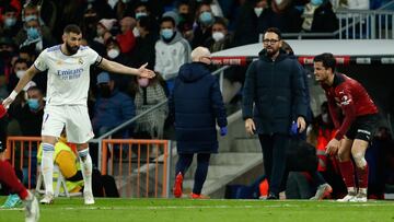 Bordalás, al lado de Guillamón y ante Benzema.