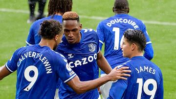 James Rodr&iacute;guez, Yerry Mina y Dominic Calvert-Lewin en un partido del Everton