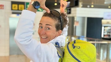 N¨²ria Picas en el aeropuerto con su mochila recuperada.