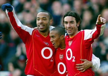 Henry, Clichy y Pires celebran un gol.