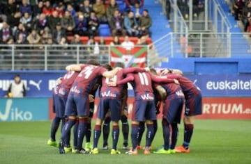 Piña del Eibar antes del encuentro.