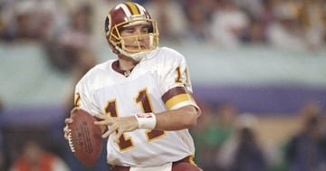 El quarterback de los Washington Redskins salió con el trofeo de campeón en 1991. 