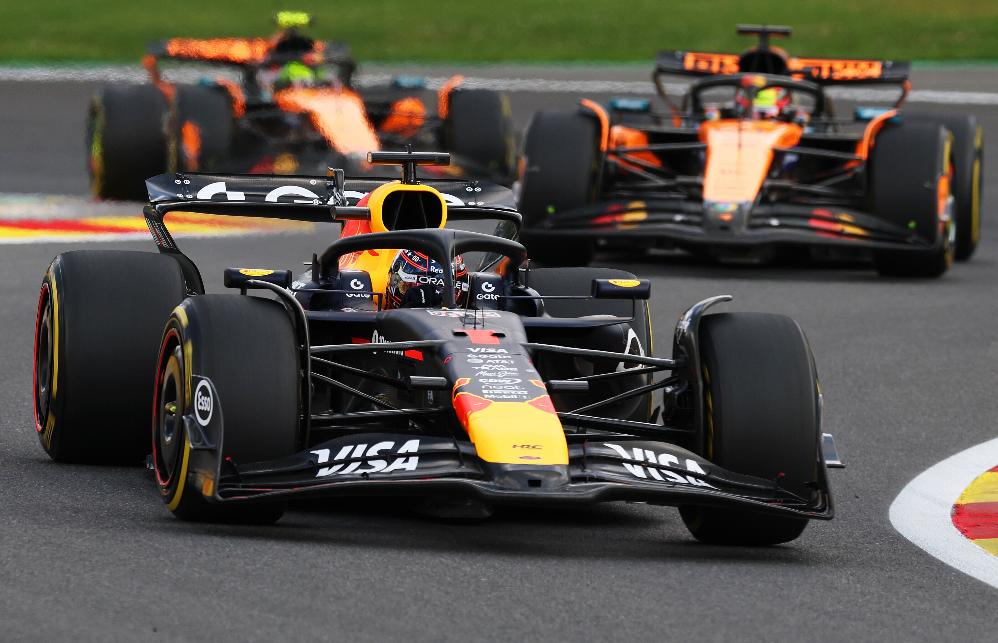 Max Verstappen con el Red Bull por delante de los dos McLaren de F1.