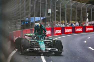 Fernando Alonso sale de su Aston Martin tras estrellarse en la vuelta 33. 