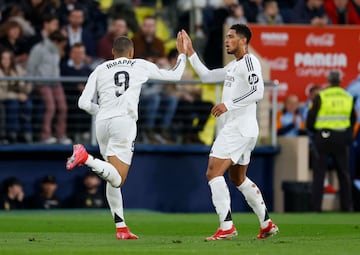 Los jugadores del Real Madrid, Kylian Mbapp¨¦ y Jude Bellingham, celebran el 1-1 al Villarreal.