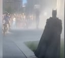 De película: llega Batman en medio de los disturbios en USA y lo reciben de esta forma...