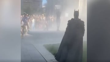 De película: llega Batman en medio de los disturbios en USA y lo reciben de esta forma...