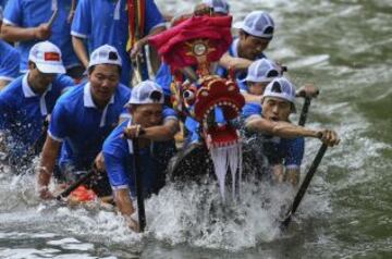 China celebra hoy este festival que conmemora la memoria del poeta chino Qu Yuan, que se ahogó en el 277 antes de Cristo, para protestar contra el gobierno corrupto de su tiempo. Celebración en Hangzhou, provincia de Zhejiang.