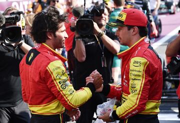 Carlos Sainz saludando a su compañero de equipo Charles Leclerc.