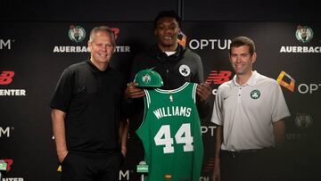 Danny Ainge y Brad Stevens, durante la presentaci&oacute;n de Robert Williams, nuevo jugador de los Celtics.