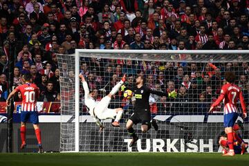 El brasileño marcó un gran gol de chilena tras el saque de esquina de Kroos que fue a la cabeza de Ramos, que dejó el balón para que Casemiro marcara el 0-1.