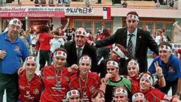 <b>CAMPEONAS. </b>La Selección, pertrechada con los pañuelos típicos japoneses en la cabeza tras ganar.