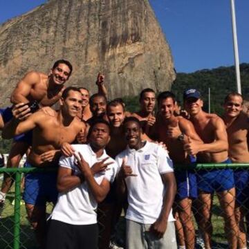 El delantero inglés del Liverpool se lo pasa 'pipa' en Brasil.