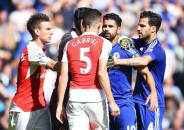 Gabriel protesta tras ser expulsado por agredir a Diego Costa.