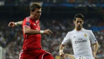 Isco, durante el partido, junto a Mandzukic.