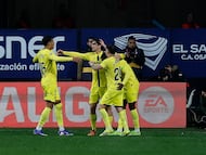 PAMPLONA , 31/01/2026.- El delantero del Villarreal Gerard Moreno (2i) celebra tras anotar el 2-2 del empate durante el encuentro correspondiente a la jornada 22 de LaLiga EA Sports entre el Osasua y el Villarreal en El Sadar, Pamplona, este sábado. EFE/ Villar Lopez