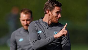 Soccer Football - Champions League - Tottenham Hotspur Training - Tottenham Hotspur Training Centre, London, Britain - September 30, 2019   Tottenham Hotspur&#039;s Jan Vertonghen and Christian Eriksen during training    Action Images via Reuters/Paul Chi