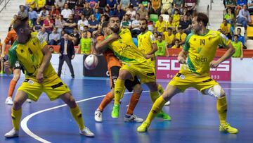 GRAF3369. CIUDAD REAL, 04/05/2019.- El cierre brasileño del Jaén Paraíso Interior Daniel Arnaldo Giasson (2d), ante el ala del Aspil Vidal Ribera Navarra Alejandro Lemine (2i), durante la segunda semifinal de la Copa del Rey de f&uacu