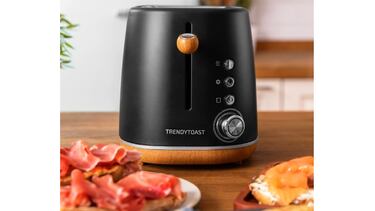 Tenemos un tostador con doble ranura y varillas para calentar pan, bollería y pasteles