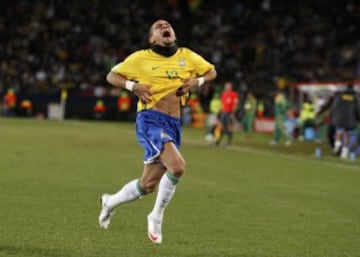 Los jugadores brasileños celebran la Copa COnfederaciones tras ganar la final 3-2 a Estados Unidos. Alves celebra un gol en la semifinal contra Sudáfrica..