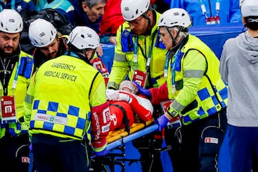 Los sanitarios inmovilizan a Sellier y la colocan en camilla para sacarla de la pista con garantías. El pabellón sigue en silencio, consciente de la dureza del golpe.