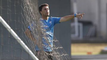 Rubi da instrucciones durante un entrenamiento.