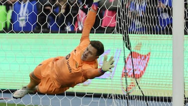 Barcelona's German goalkeeper Marc-Andre ter Stegen dives to save the ball during the penalties shootout during the Spanish Super Cup semi-final football match between Real Betis and FC Barcelona at the King Fahd International Stadium in Riyadh, Saudi Arabia, on January 12, 2023. (Photo by Giuseppe CACACE / AFP)