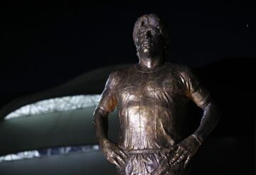 La estatua mide cinco metros de altura siendo la más alta dedicada al astro argentino. Está ubicada el acceso este del Estadio Único de Santiago del Estero y realizada por Carlos Benavidez. El 'Pelusa' se encuentra con las manos en la cintura y la mirada y el pecho al frente. 