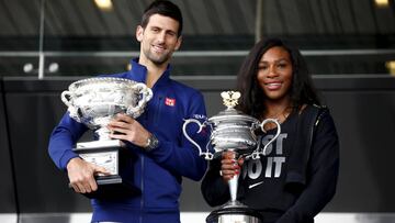 Novak Djokovic y Serena Williams posan con los trofeos de campeones del Abierto de Australia de 2015 antes de la presentación de la edición de 2016.