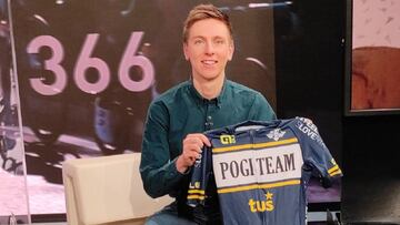 Tadej Pogacar posa con el maillot del Pogi Team durante su visita a la televisi&oacute;n de Eslovenia.