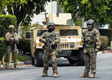 Por la noche del sábado 7 de junio, Donald Trump autorizó a la Guardia Nacional desplegarse en Los Ángeles para afrontar los disturbios. La imagen muestra a las fuerzas del orden en el Paramount Business Center en las primeras horas del domingo.