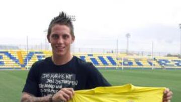 <b>EL ARMA. </b>El delantero puede ser hoy el verdugo del técnico. Aquí posa para AS con la camiseta del Villarreal.