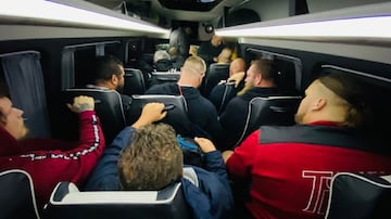 Los participantes de la Strongman Champions League iban en el autobús como una lata de sardinas.